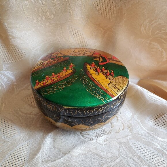 Hanoi Daewoo Vietnam wooden covered bowl. Painted scene, Gold embellished side. - Picture 2 of 11